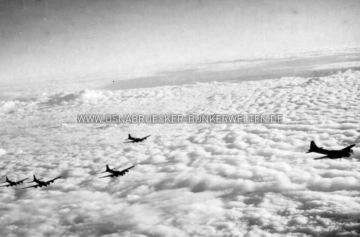 Ein Verband von amerikanischen B-17 "Flying Fortresses" im Anflug auf Osnabrück. B17 im Anflug auf Osnabrück