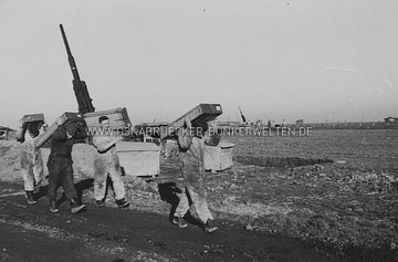 In einer Flak-Stellung bei Osnabrück. Auf der Rückseite steht: "Die Nacht hat einige Munition gekostet. Sie muss aufgefüllt werden." Flak Osnabrück 1940 Aufmunitionieren