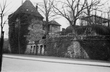 Die altehrwürdige Vitischanze mit Barenturm in Osnabrück in den 1930er-Jahren. Unter der Vitischanze befand sich während des 2. Weltkriegs ein kleiner Luftschutzstollen für die Anwohnerschaft. Auch der Barenturm diente in Teilen als Luftschutzbunker. Vitischanze Osnabrück in den 1930ern