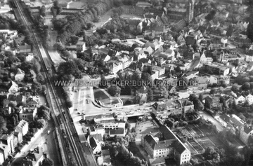 Die Osnabrücker Altstadt zur Nachkriegszeit (um 1955). Links oben ist der alte Hasetorbahnhof, mittig die Vitischanze und rechts der bereits entfestigte Lohbunker zu erkennen. Altstadt Osnabrück Nachkriegszeit