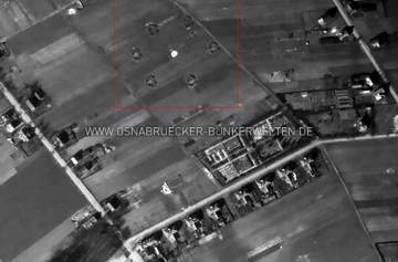 Luftaufnahne der USAAF von der Flak-Stellung Eversburg (rot markiert). Unten links verläuft die Wersener Straße, oben rechts die Triftstraße. In der Bildmitte ist der Eversburger Friedhof an der Kirchstraße zu sehen, die quer durchs Bild verläuft. Luftaufnahne Flak-Stellung Eversburg