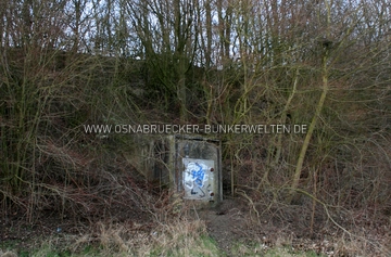 Ehemaliger Bunkerzugang am Schledehauser Weg. Er wurde mittlerweile abgerissen. Ehemaliger Bunkerzugang am Schledehauser Weg