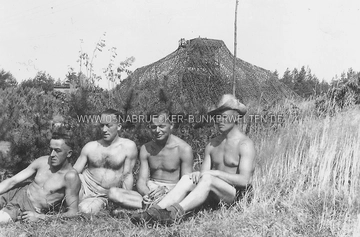 Bei der Flak in Halen bzw. Achmer im Mai 1942. Im Hintergrund ist ein mit Tarnnetzen bespannter Flakhochstand zu erkennen. Flak in Halen / Achmer