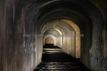 Blick durch einen typischen Osnabrücker Luftschutzstollen. Zu Kriegszeiten waren die Gänge mit Sitzbänken ausgestattet, so dass hier regulär vier Personen pro Stollenmeter Platz fanden. Im Stollenbunker Kalkhügel