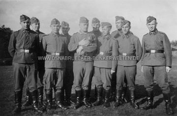 Soldaten posieren mit einem Hundewelpen vor der Kamera auf dem Harderberg Flak Harderberg