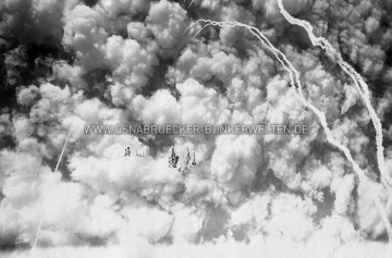 Abwurf von Sprengbomben über Osnabrück am 29. November 1944. Am rechten Bildrand sind die Pathfinder-Markierungen ("Christbäume") zu erkennen. Sprengbomben auf Osnabrück 1944