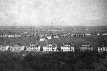 Blick vom Schölerberg auf die Voxtruper Straße und den Stadtteil Fledder. Auf der Rückseite des Fotos wurde notiert: Blick vom Schölerberg auf unsere Häuser. Im Hintergrund Siedlung am Schölerberg. Bei dem Pfeil guckt unser Haus ganz wenig mit dem Giebel heraus." Blick vom Schölerberg auf Voxtruper Straße