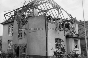 Schwer beschädigtes Wohnhaus nach einem Luftangriff. Der gesamte Dachstuhl wurde zerstört. Wo die Aufnahme entstand, ist unklar. Schwer beschädigtes Wohnhaus nach Luftangriff