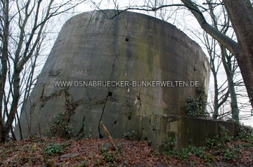 Die Schräglage des Rundbunkers ist auf Entfestigungsmaßnahmen (Sprengungen) in der Nachkriegszeit zurückzuführen. Kleinhochbunker Hoffmeyerplatz Osnabrück