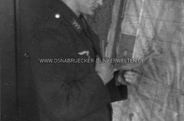 Ein Obergefreiter vor einer Gitternetzkarte in einer Funkstation in Achmer Obergefreiter vor Gitternetzkarte in Achmer