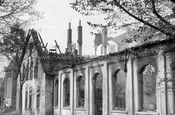 Die Rosenburg an der Mindener Straße nach dem schweren Luftangriff vom 6.10.1942. Auf der Rückseite wurde vermerkt: "1. Luftangriff auf Osnabrück am 6.10.1942 / 2. Brandbomben / 3. Getroffen wurde die Rosenburg im Schinkel. / 4. das Gebäude brannte vollkommen aus. / 5. Aufnahme zeigt das ausgebrannte Haus." Rosenburg Mindener Straße nach Luftangriff vom 6.10.1942