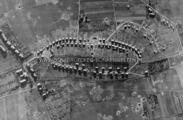 Ein Ausschnitt einer US-Luftaufnahme von 1945 zeigt die Wohnsiedlung Wakhegge in Osnabrück. Die Bunkereingänge sind gut zu erkennen. Luftaufnahme Osnabrück-Sonnenhügel, April 1945