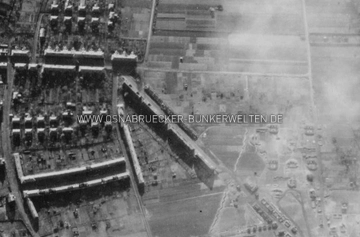 Ausschnitt einer Luftaufnahme von 1945. Durchs Bild verläuft diagonal die Straße "Am Vogelsang". In der Bildmitte ist parallel zur Straße der ehemalige Deckungsgraben gut zu erkennen. Luftaufnahme Osnabrück-Sonnenhügel, April 1945