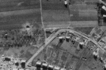 Ausschnitt einer Luftaufnahme von 1945. In der Bildmitte ist der "dreieckige" Löschteich zu erkennen. Luftaufnahme Osnabrück-Sonnenhügel, April 1945