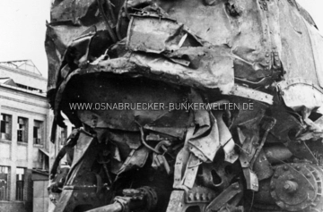 Zerstörte Dampflokomotive im Güterbahnhof Osnabrück. Die Aufnahme soll 1945 entstanden sein. Im Hintergrund ist eine Werkshalle der Klöckner-Werke zu erkennen. Zerstörte Dampflokomotive im Güterbahnhof Osnabrück