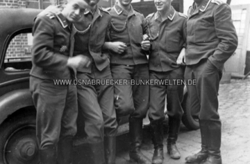 Angehörige des Flak-Regiments 64 aus Düsseldorf (I. oder III. Abt.), die beim Ausbau der Flak-Stellung Harderberg beteiligt waren. Die Aufnahme soll im Raum Osnabrück / Harderberg entstanden sein. Angehörige des Flak-Regiment 64 aus Düsseldorf