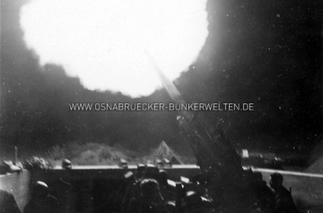 Nächtliches Flak-Feuer auf dem Kalkhügel in Osnabrück. Nähere Hintergründe zu diesem Foto sind nicht vermerkt worden. Nächtliches Flak-Feuer auf dem Kalkhügel in Osnabrück
