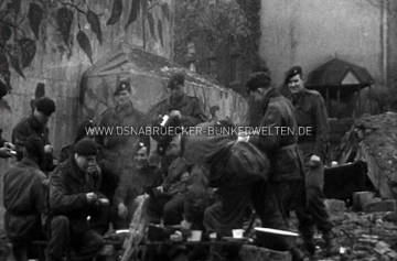 Britische Soldaten bei einer Pause vor dem Germania-Bunker in Osnabrück im April 1945. Briten vor dem Germania-Bunker 1945