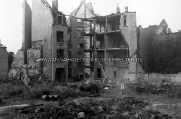 Kriegsschäden an der Süsterstraße in Osnabrück. Bei dem abgebildeten Haus könnte es sich um das Gebäude Süsterstraße 22 handeln. Das Foto stammt aus dem Jahr 1947. Der Fotograf wurde leider nicht vermerkt. Kriegsschäden Süsterstraße Osnabrück