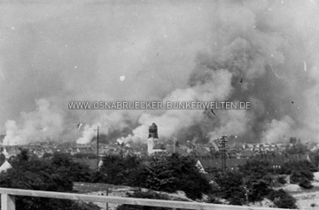 Das brennende Osnabrück am 13. September 1944, aufgenommen vom Standort des heutigen Gemeinschaftszentrum Ziegenbrink (damals ein Leitstand der Luftwaffe). In der Bildmitte ist der markante Turm der Luther-Kirche zu erkennen. Osnabrück am 13. September 1944