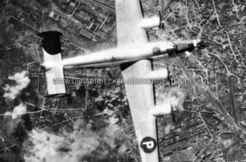 Eine B-24 der 467th Bombardment Group während eines Luftangriffs über der Osnabrücker Innenstadt. Die Aufnahme wird vermutlich zwischen Oktober 1944 und März 1945 entstanden sein. US-Luftangriff auf Osnabrück
