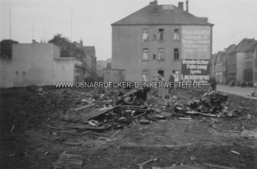 Überreste des britischen Bombers am Stahlwerksplatz in Osnabrück, aufgenommen am 19.9.1940. Rechts ist die Buersche Straße zu erkennen. Auf der Rückseite wurde vermerkt: "abgestürztes Englisches Flugzeug / Schinkel Stahlwerksplatz" Überreste des britischen Bombers am Stahlwerksplatz in Osnabrück