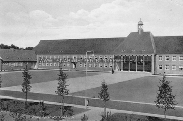 Ansichtskarte des Hauptgebäudes der Luftwaffen-Kaserne und des Fliegerhorstes in Quakenbrück. Ansichtskarte Kaserne Quakenbrück 1937/1938