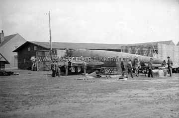 Der Rumpf einer Heinkel HE 111. Diese Aufnahme soll auf dem Fliegerhorst in Achmer aufgenommen worden sein. Fotograf und Aufnahmedatum sind leider unbekannt. Heinkel HE 111 in Achmer