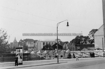 Abgebrannte Hallen der Bekleidungsfabrik C.H. Hammersen an der Goethestraße (Nr. 26 - 28) nach dem Luftangriff vom 20. Juni 1942. Heute befindet sich an dieser Stelle die Sporthalle am Goethering. Im Hintergrund links sind die Türme der Johanniskirche zu erkennen. Auf der Rückseite des Fotos wurde notiert: "Luftangriff auf Osnabrück (Brand- u. Sprengbomben)" Abgebrannte Hallen der Bekleidungsfabrik Hammersen an der Goethestraße (Nr. 26 - 28)
