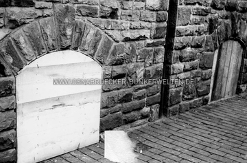 Sicherung eines Luftschutzraums in Osnabrück 1939. Wo genau diese Aufnahme entstand, ist bislang noch unklar. Versiegeltes Kellerfenster 1939