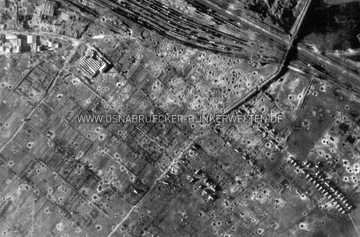 Luftaufnahme des Stadtteils Fledder und des Rangierbahnhofs Osnabrück im Jahr 1945. Am oberen rechten Bildrand ist die Schellenbergbrücke zu erkennen. Luftaufnahme Fledder 1945