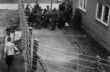 Bildunterschrift: "Gefangene Franzosen". Die Aufnahme ist auf dem Gelände der Artillerie-Kaserne auf dem Westerberg entstanden. Im Hintergrund sind Wohnhäuser im Bereich der Reimerdesstraße und Schoellerstraße (damals Litzmannstraße) zu erkennen. Französische Kriegsgefangene auf dem Westerberg in Osnabrück