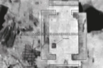 Das Fundament des mutmaßlichen Bunkers, ergänzt durch eine Grundrissskizze, die in etwa den Grundrissen der Klöckner-Hochbunker enstpricht. Fundament Bunker Konturen