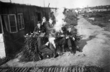 Luftwaffenhelfer vor einer der Baracken auf dem Kalkhügel. Luftwaffenhelfer auf dem Kalkhügel