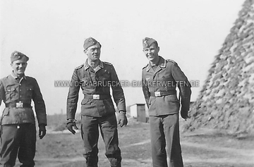 Von links nach rechts: Flieger, Feldwebel und Unteroffizier der Flak-Einheit in Achmer 1942. Die Namen der Soldaten sind leider nicht bekannt. Feldwebel, Unteroffizier Achmer 1942
