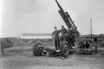 Luftwaffenhelfer posieren vor einem noch nicht abgeprotzten russischen 8,5cm-Beutegeschütz. Flak-Beutegeschütz in Feuerstellung