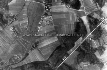 Luftaufnahme von Gretesch aus dem Jahr 1945. In der Bildmitte ist die bereits verwaiste Flak-Stellung Sundermann zu erkennen. Luftaufnahme Gretesch 1945