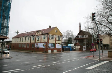 Unter dem Gebäude (Bildmitte) an der Ecke Lotter Straße & Am Kirchenkamp befand sich der alte Öltank, welcher im Krieg als Luftschutzraum umfunktioniert wurde. Mittlerweile steht hier ein Neubau. Eckhaus Lotter Straße & Am Kirchenkamp