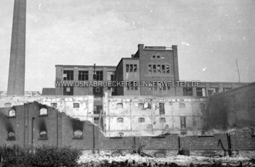 Die Fabrikhallen der Firma Hammersen nach dem schweren Luftangriff vom 6.10.1942. Rückseitge Notiz: "1. Luftangriff am 6.10.42 auf Osnabrück. / 2. Spreng- u. Brandbomben. / 3. Getroffen wurde die Fa. F.H. Hammersen Iburgerstr. / 4. Die Fabrik wurde zerstört. / 5. Aufnahme zeigt das Fabrikgebäude." Auf dem beigefügten Zettel wurde zudem vermerkt: "Zu den ersten schwer betroffenen Industriewerken Osnabrücks zählte die Firma F.H. Hammersen. Am 6. Oktober 1942 trafen Spreng- und Brandbomben das Werk, das teils ausbrannte, teils einstürzte. Aufn.: Kiefer" Fabrikhallen der Firma Hammersen nach Luftangriff vom 6.10.1942