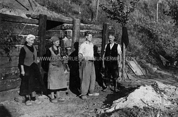 Der Bunkereingang in der Sandgrube am Blumenhaller Weg. Wie die gesamte Anlage waren auch die Eingangsbereiche lediglich durch Holzplanken und Erdreich gesichert worden. Bunkereingang Sandgrube Nordhaus