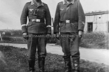 Flak-Personal am Knappsbrink, der die Flak-Stellung Kalkhügel durchzog. Im Hintergrund lässt sich der Turm Katharinenkirche erahnen. Wachtmeister Flak Kalkhügel