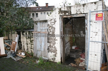 Der massive Deckungsgraben im einem Hinterhof zwischen An der Petersburg und Frankenstraße Deckungsgraben zwischen An der Petersburg und Frankenstraße