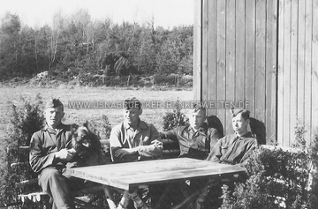 Soldaten in Bereitschaft. Aufgenommen in einer Flak-Stellung bei Achmer im Mai 1942. Soldaten in Bereitschaft, Flak Achmer