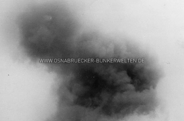 Sprengung eines Blindgängers am 22.9.1940. Zum Foto wurde notiert: "Da der Blindgänger im freien Felde lag, machte man sich nach der Freilegung keine grosse Umstände und sprengte ihn unter den selbstverständlichen Vorsichtsmassnahmen. / Aufn.: Kiefer" Sprengung Blindgänger in Osnabrück 1940