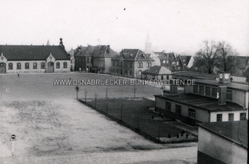 Die Caprivi-Kaserne in Osnabrück um 1940. Auf der Rückseite des Fotos wurde notiert: "Ausblick von der Kaprivi-Kaserne auf Osnabrück / 33 mot" Caprivi-Kaserne Osnabrück um 1940