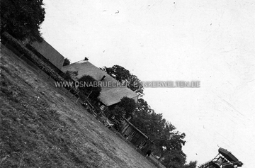 Ein Flakhochstand samt Mannschaftsbaracke vor einem Bauernhaus an der Halener Straße in Achmer. Flakhochstand & Baracke an der Halener Straße Achmer