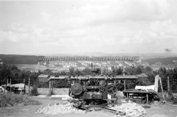 Ein sogenanntes Kommandogerät in der Flak-Stellung Harderberg. Im Hintergrund erhebt sich mittig der Ziegenbrink, rechts der Schölerberg und der markante Turm der Lutherkirche an der Iburger Straße. Kommandogerät in der Flak-Stellung Harderberg