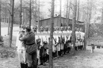 Bildunterschrift: "Gasmaskenempfang Okt. 1941 - Otf. Hartmann" Reichsarbeitsdienst Achmer 1941