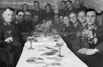Luftwaffenangehörige bei geselligen Beisammensein in einem Privathaus in Osnabrück. Auf dem Tisch sind Bierdeckel der OAB (Osnabrücker Aktien-Brauerei) zu erkennen. Leider wurde auf den Fotos nichts zu den Hintergründen dieser Feier vermerkt. Luftwaffe Gruppenfoto in Osnabrücker Privathaus