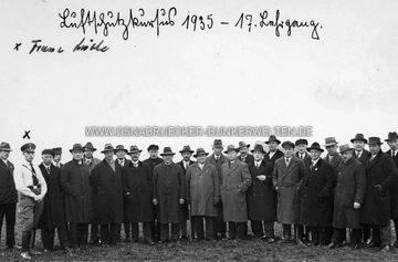 Eine Aufnahme aus Osnabrück aus dem Jahr 1935. Das Foto ist aller Wahrscheinlichkeit nach auf dem Westerberg entstanden. Das in dieser Auflösung kaum erkennbare Dach im Hintergrund weist auf das Hauptgebäude der Von-Stein-Kaserne hin.
Auf der Vorderseite des Fotos wurde notiert "Luftschutzkursus 1935 - 17. Lehrgang". Die als "Franz Lücke" markierte Person war damals Luftschutzobertruppmeister und Leiter des LS-Kurses. "Luftschutzkursus 1935 - 17. Lehrgang"Osnabrück